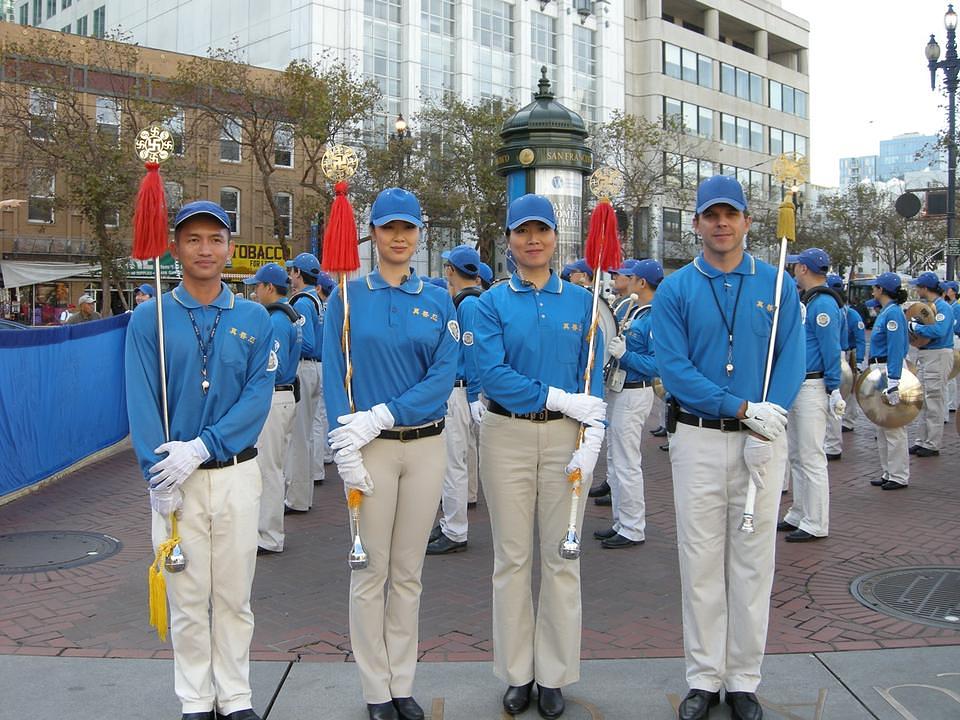 Četiri glavna dobošara predvode Tian Guo Marching Band. Glavni dobošar, Abraham Thomson (desno), je iz San Franciska.