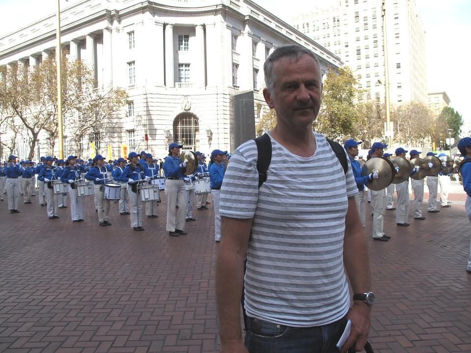 John Hanaas, iz Njemačke, trener rukovodilaca u industriji, je u svom rodnom gradu Kelnu u više navrata gledao Falun Gong manifestacije, gdje je i potpisao peticiju kojom je osudio prisilnu žetvu organa. On je hvalio napore praktikanata za zaustavljanje progona i kazao kako osjeća da je ovaj današnji marš prenio snažnu poruku. 