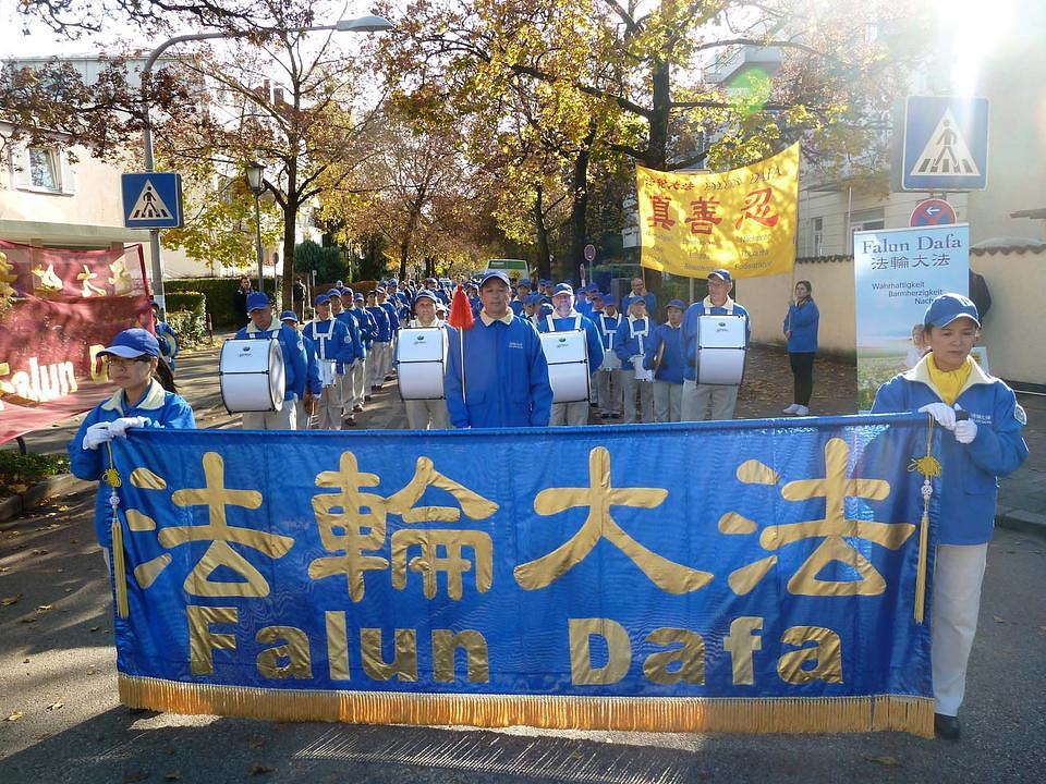 Nastup Evropskog Tian Guo stupajućeg orkestra ispred kineskog konzulata u Minhenu, u Njemačkoj, 4. novembra 2016. godine.