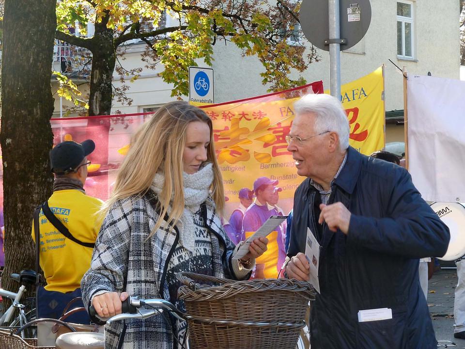 Prolaznica se zaustavila da uzme letak od Falun Gong praktikanta.