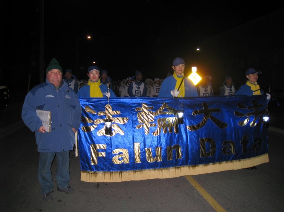 Shaun Merten, izvršni direktor i vođa komiteta za organizaciju parade, je kazao da su mnogi ljudi tražili od njega da svake godine poziva Taian Guo orkestar da nastupi na paradi.