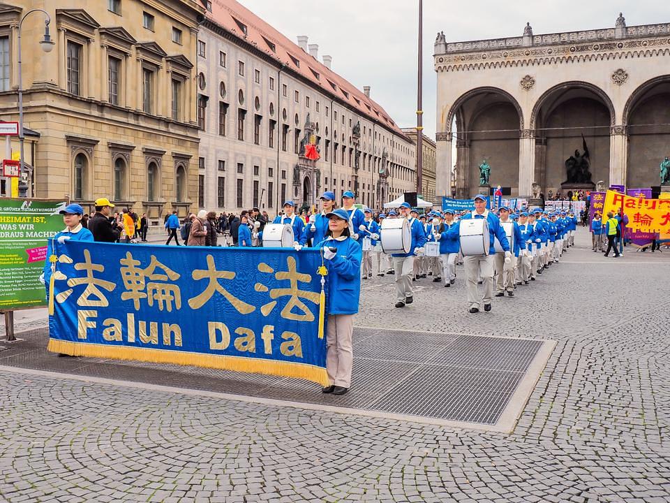 Tianguo marširajući orkestar vodi povorku.