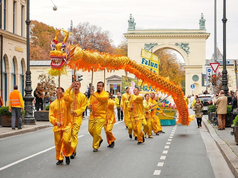 Zapadnjački praktikanti u performansu tradicionalnog kineskog zmajeva plesa.