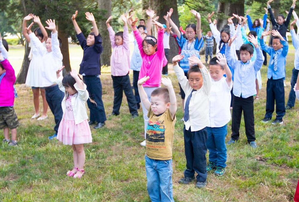 Grupno izvođenje vježbi nakon druge Falun Dafa konferencije za mlade praktikante u San Franciscu 4. juna. 