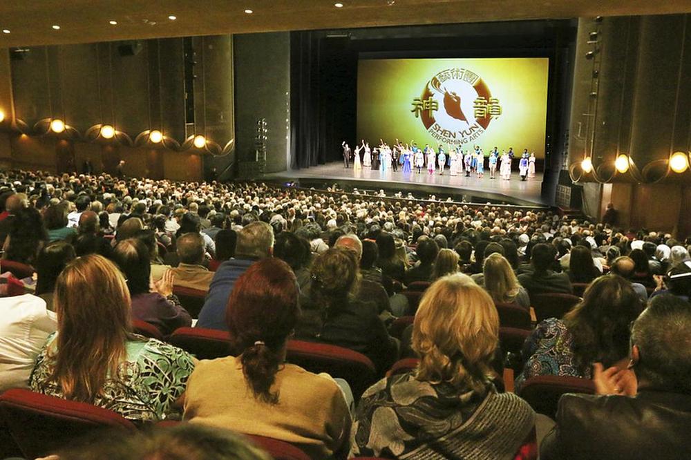 Poziv pred pozorišnu zavjesu u Centru za scenske umjetnosti u San Joseu, 14. januara 2017. godine