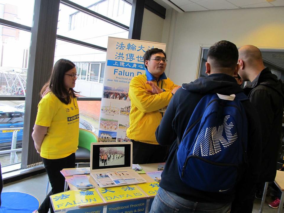 Falun Dafa praktikanti predstavljaju Dafa za vrijeme Sedmice različitosti na Birminghamskom Metropolitenskom koledžu, u periodu između 13. i 17. februara 2017. godine.