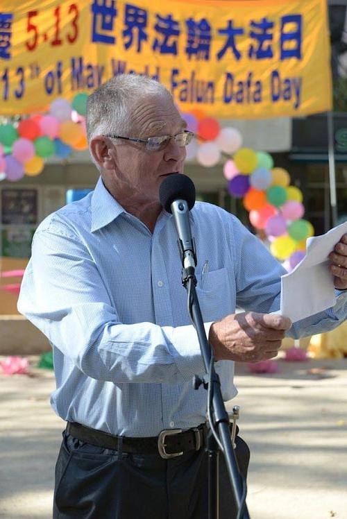 Gospodin Gerard Flood iz Australske Demokratske Laburističke Partije drži govor 