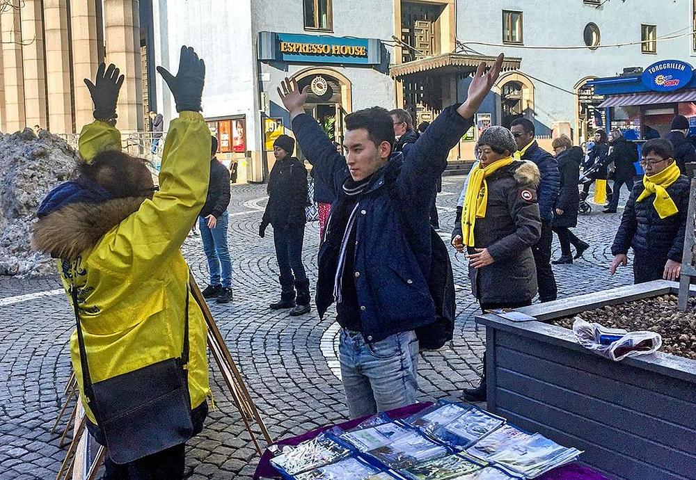 Turista (desno) uči vježbe.