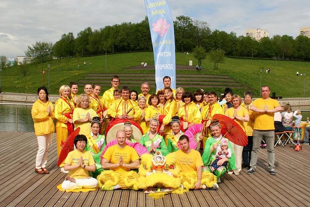 Praktikanti žele osnivaču Falun Dafa, Učitelju Li Hongzhiju sretan rođendan.