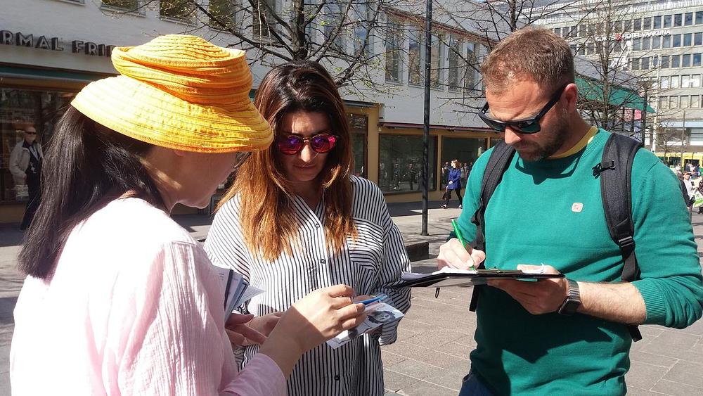 Kada su ljudi saznali da je Falun Dafa progonjen u Kini, mnogi su potpisali peticiju koja poziva na okončanje progona.