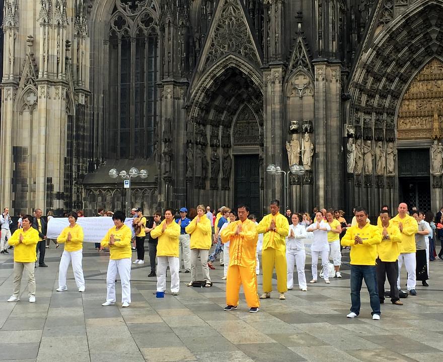 Demonstracija vježbi ispred katedrale