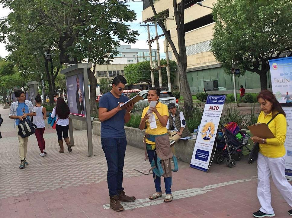 Grupne vježbe na aveniji Chapultepec u Guadalajara.