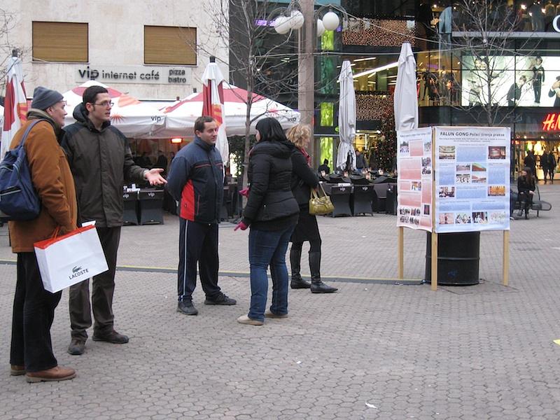 Praktikanti razgovaraju s prolaznicima