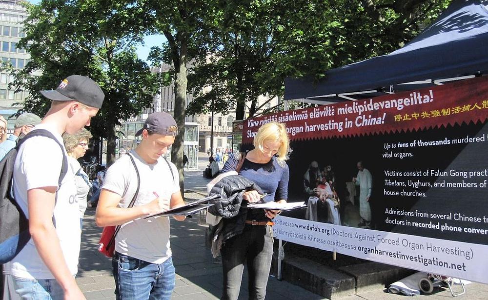 Potpisivanje peticije u znak podrške naporima praktikanata da okončaju progon.
