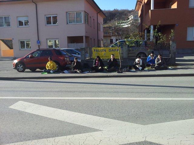 Meditacija ispred kineskog veleposlanstva u Zagrebu