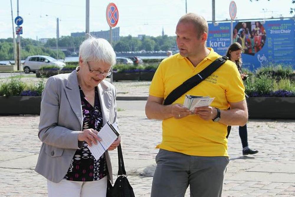 Praktikant sa prolaznicom razgovara o Falun Gongu.