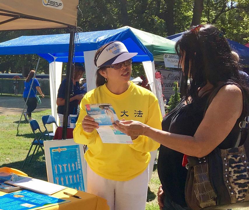 Praktikanti sa ljudima razgovaraju o Falun Dafa i progonu praske u Kini 