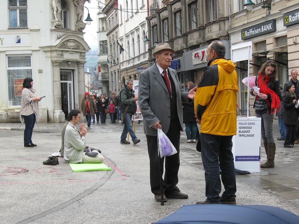 Praktikanti izvode vježbe i razgovaraju sa prolaznicima o kultiviranju u Falun Dafa, o tome gdje i kako naučiti vježbe i o brutalnom progonu u Kini.