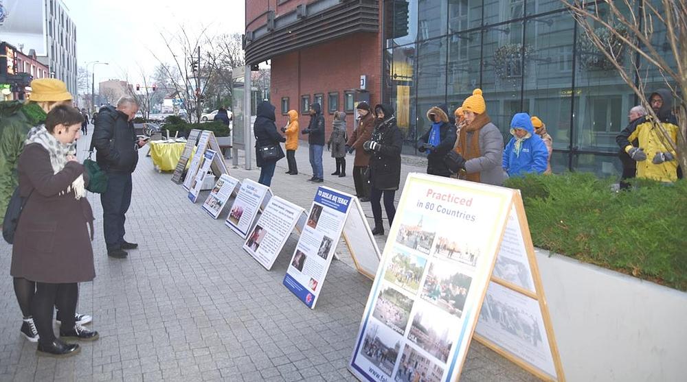 Praktikanti u Poljskoj demonstriraju izvođenje vježbi