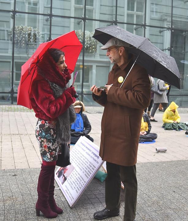 Prikupljanje potpisa 25. i 26. novembra u Poznanu u znak protesta protiv progona Falun Gonga u Kini.