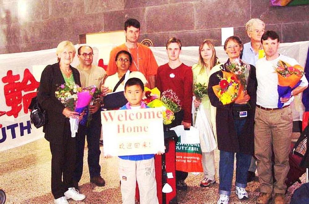 Denice (četvrta sa desne strane) sa drugim praktikantima na aerodromu u Melbournu nakon povratka iz Kine.