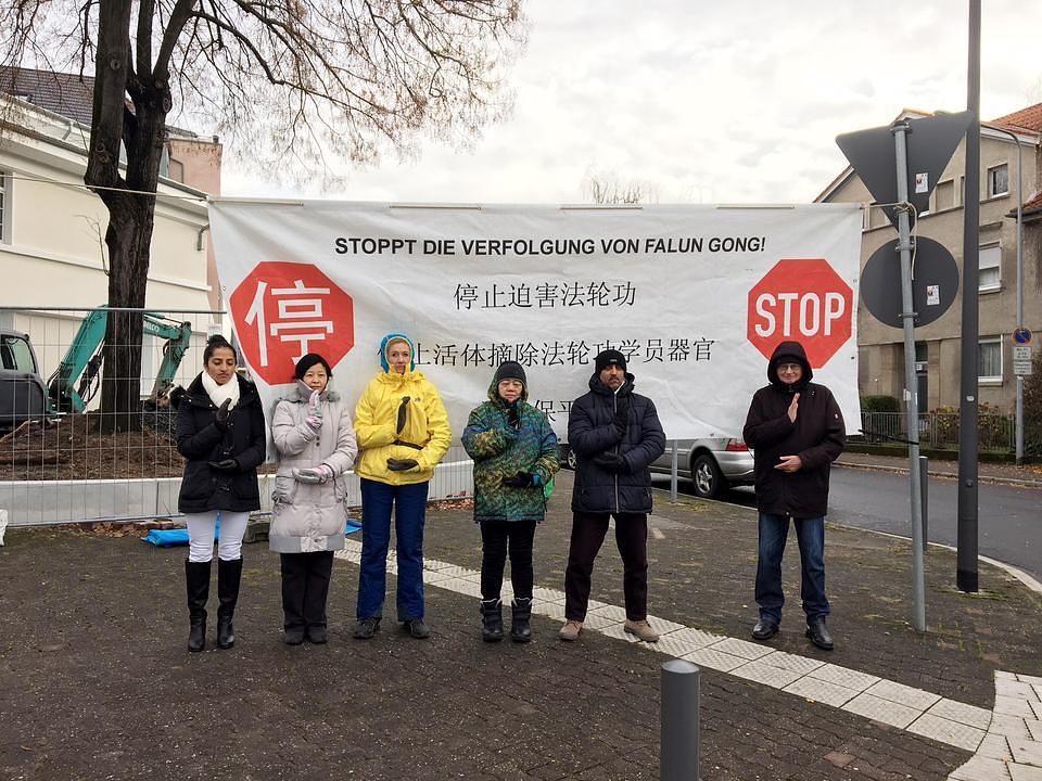 Praktikant Egbert (prvi sa desne strane) sa drugima protestuje protiv progona ispred Kineskog konzulata.