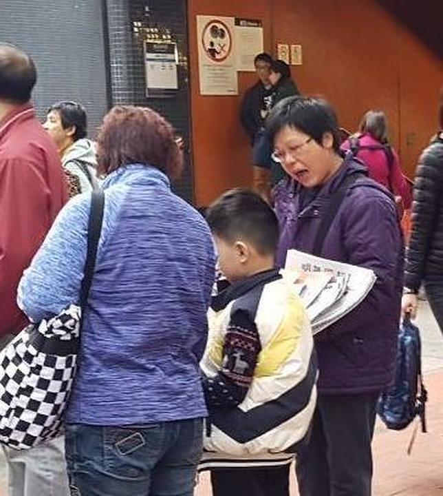 Gđa Jing na ulicama distribuira novine