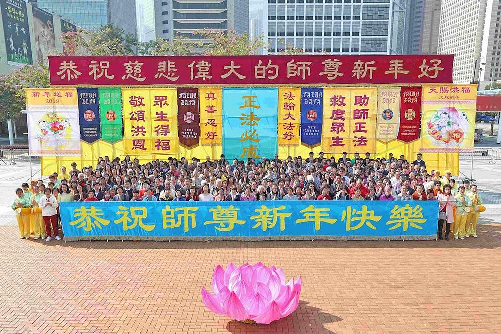 Falun Gong praktikanti u Hong Kongu na centralnom trgu Edinburgh