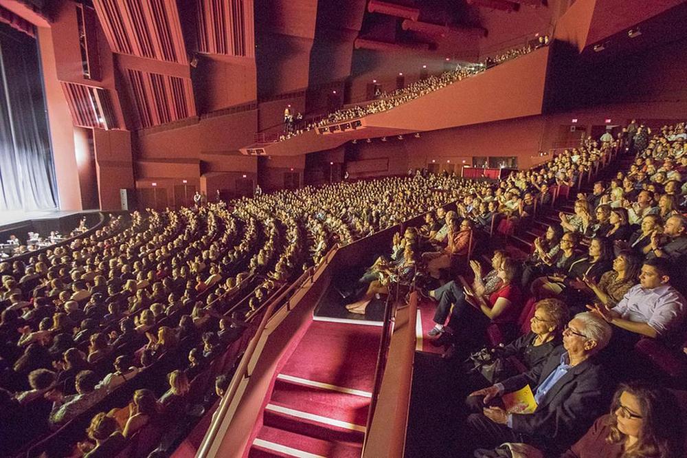 Završni nastup Shen Yun World Company u dvorani Segerstrom Centru za umjetnost u Costa Mesa, Kalifornija, 8. aprila. Izveli su sedam rasprodatih predstava (uključujući i jednu vanrednu predstavu) u periodu od 3. do 8. aprila. 
 