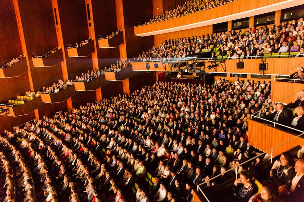  Shen Yun u dvorani Deutsche Oper Berlin u Berlinu, 9. aprila gdje su imali četiri nastupa u periodu od 9. do 11. aprila. 
