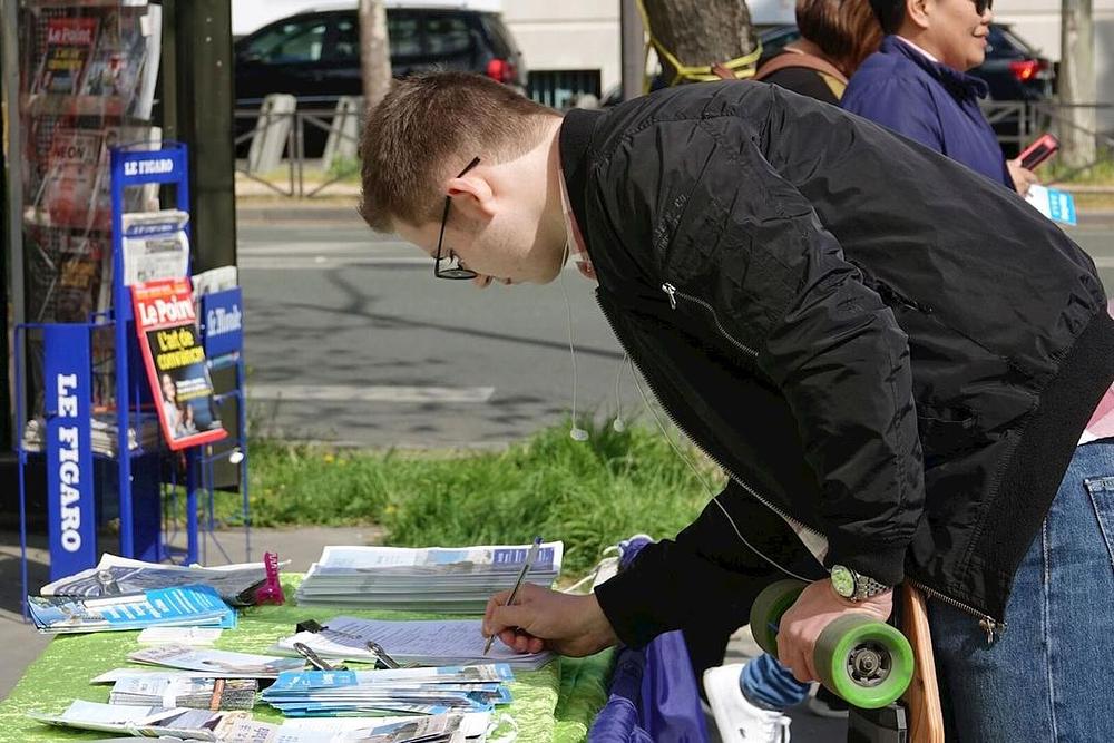 Prolaznici razgovaraju sa praktikantima Falun Gonga i potpisuju peticiju koja poziva na okončanje progona u Kini 