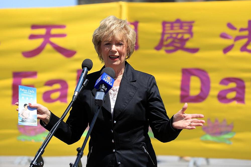 MP  Judy Sgro se zahvalila praktikantima za dovođenje Falun Dafa u Kanadu.  „Poruke koje ste donijeli su Istinitost, Dobrodušnost i Tolerancija.  To su poruke o kojima svi u Kanadi trebamo razmišljati svakoga dana. Vi uspijevate da nam svim usmjerite pažnju  na probleme koji se dešavaju širom sveta, a koji ne bi trebali da se dešavaju. Vi također  stojite čvrsto u svojoj vjeri za slobodu, ljudskim pravima i poštovanjem. Hvala vam što ste danas Ottawu  učinili veličanstveno  žutom i što nam pomažete da naučimo kako uživati u kvaliteti života koja za mnoge u našoj zemlji ne postoji".
 