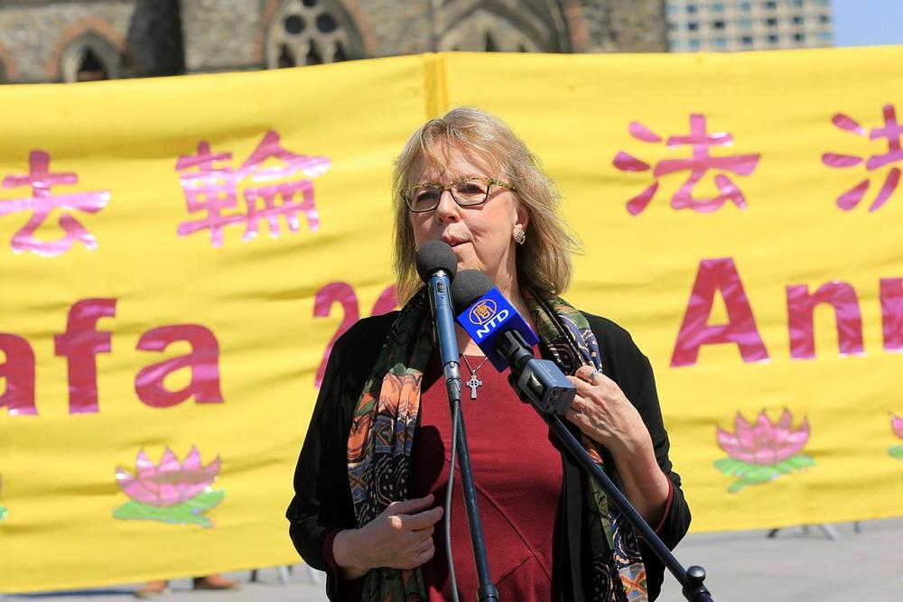 Poslanica Elizabeth May je pohvalila praktikante, rekavši: „Vi ste oživotvorenje mira, istinitosti i tolerancije. Vi ste došli ovdje sa mirnim  duhom ljubavi koji ste donijeli na Parliament Hill.“ 