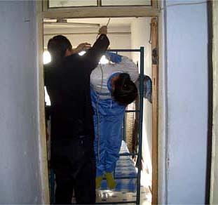  Uprizorenje mučenja: vješanje za zapešće 