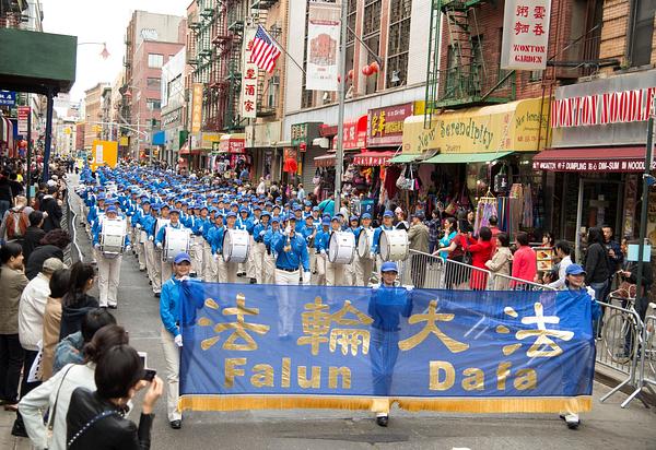 „The Divine Land Marching Band“ predvodi povorku