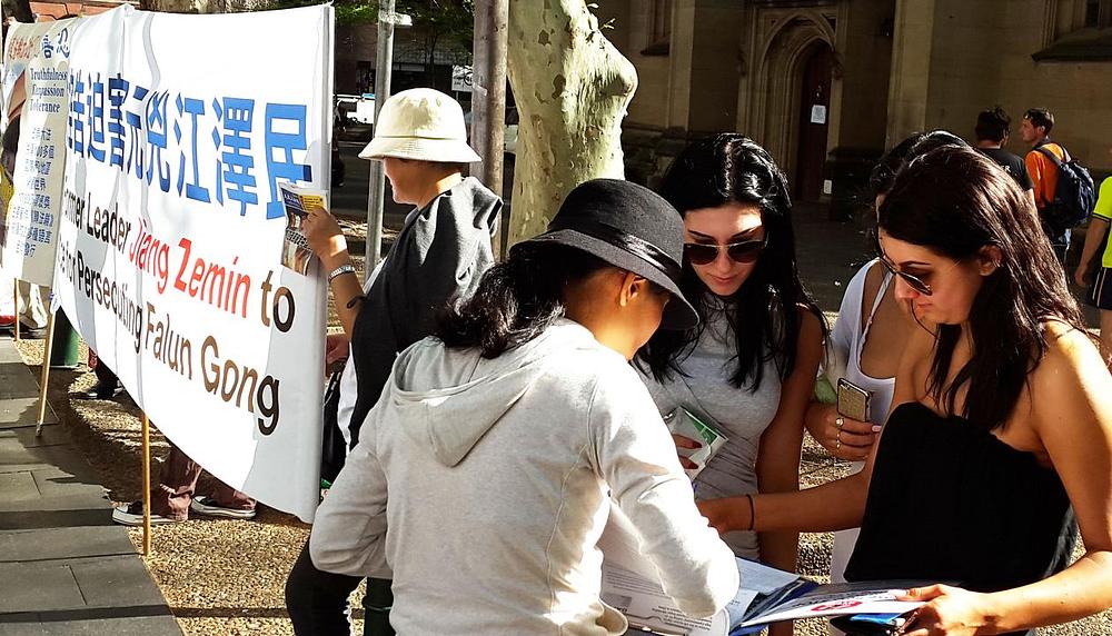 Jessica i Rachel potpisuju peticiju protiv progona. 
