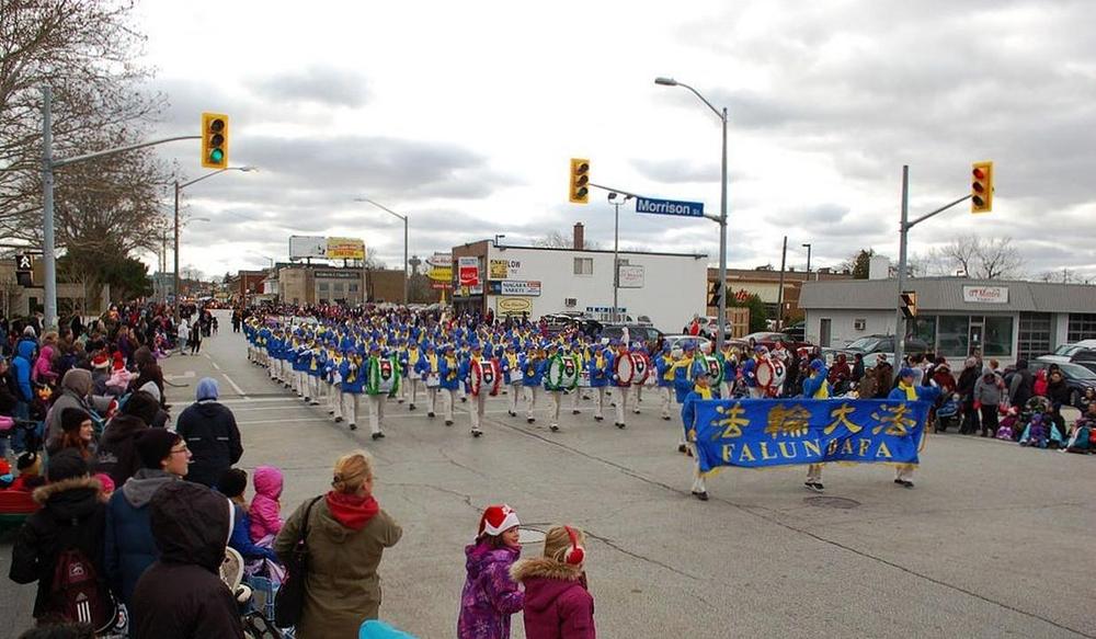 Orkestar Divine Land Marching Band iz Toronta na božićnoj paradi na Nijagarinim vodopadima