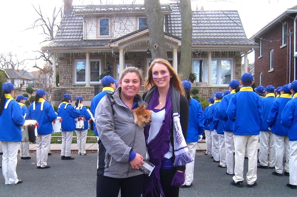 Christie Sexton (na slici desno) i Amanda Egger je orkestar privukao još dok su ga slušali na probi prije početka parade. 