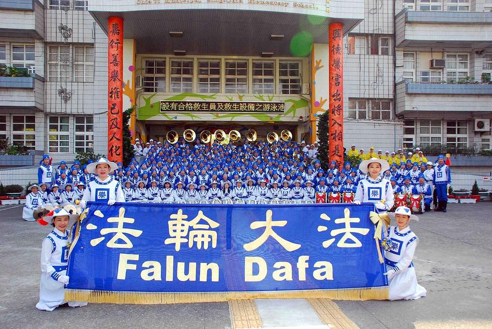  
Dvjesto pedeset članova Divine Land Marching Banda