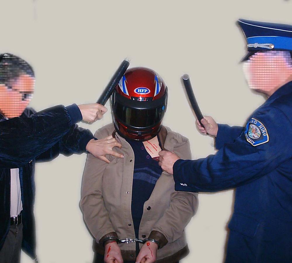 Simulacija mučenja: udaranje palicama po glavi 