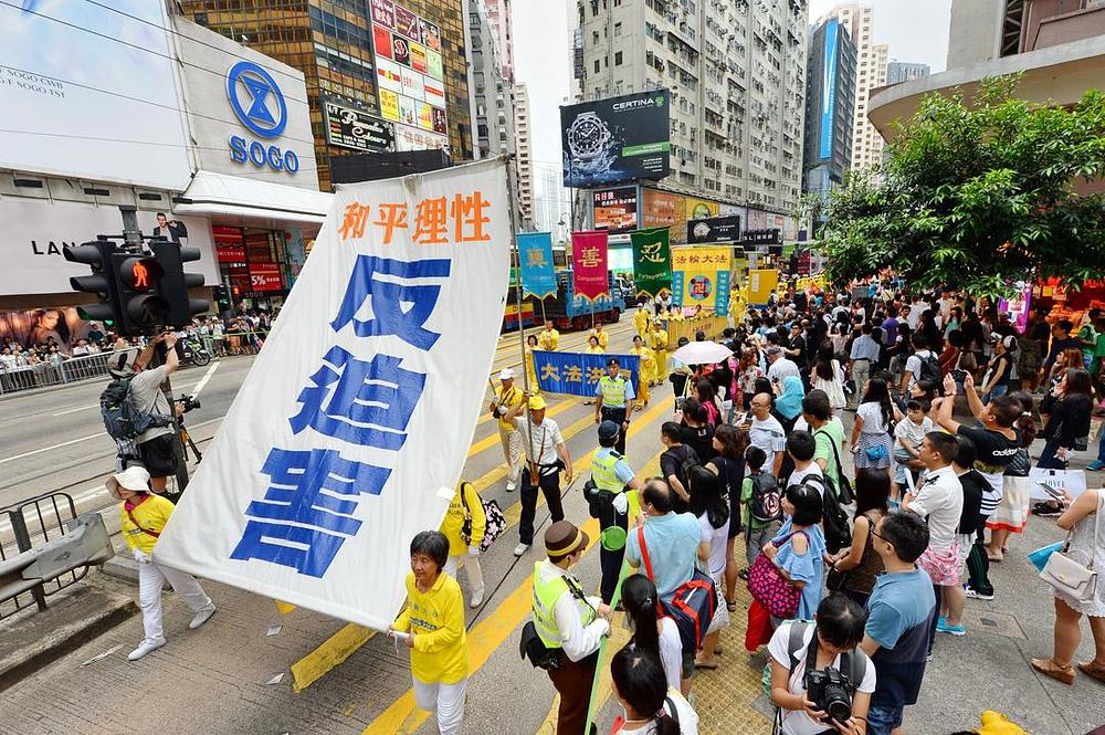 Na plakatu piše: „Mirni otpor progonu“