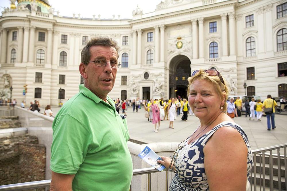 Hanneke Cüypers i Harrie Schuman iz Nizozemske shvatili su značaj potpisivanja peticije.