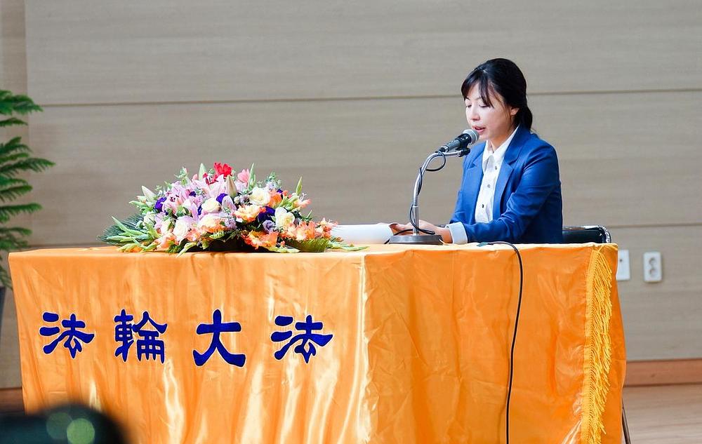 Praktikantica čita svoje iskustvo na konferenciji