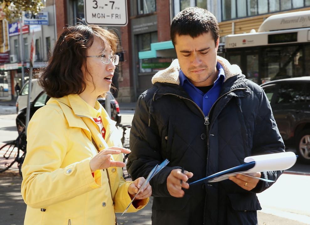 Praktikanti Falun Gonga u Sidneju razotkrivaju progon i objašnjavaju trenutne napore da se glavni počinitelj dovede pred lice pravde. Veliki je broj ljudi potpisao obrazac za podršku tužiteljima u Kini koji su podnijeli krivične prijave protiv Jiang Zemina pred kineskim najvišim sudovima.