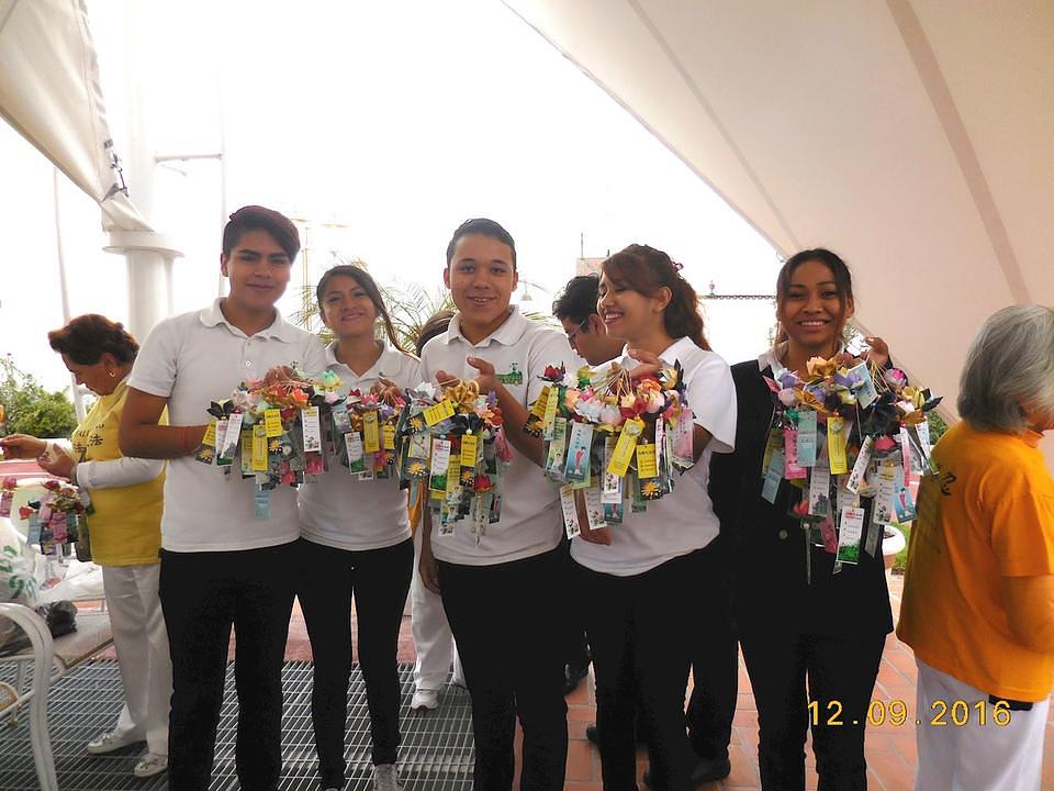 Svaki je student dobio lotosov cvijet sa kineskim karakterima, koji znače „Istinitost, Dobrodušnost. Tolerancija.“