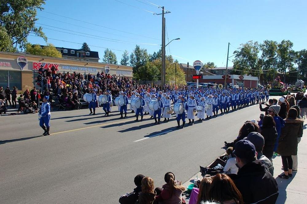 Falun Gong marširajući orkestar u tradicionalnim nošnjama. Publika i organizatori su toplo pozdravili njihovu nastup. 