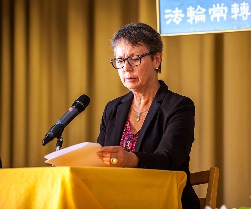 Praktikanti Falun Dafa na konferenciji razmjenjuju svoja iskustva i shvaćanja.