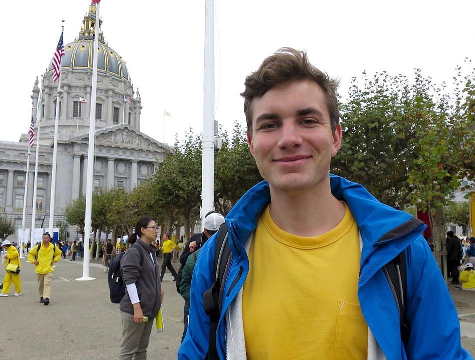 Tobias Piastowski, praktikant iz Njemačke, je sretan što su ljudi voljni razgovarati sa njime i prihvatiti letke koje im je ponudio. „Ljudi su prijateljski raspoloženi“, kazao je. „Jedna se gospođa umalo rasplakala kada sam joj objasnio šta se dešava u Kini. Mnogi su me ljudi pažljivo slušali i postavljali pitanja.“ 