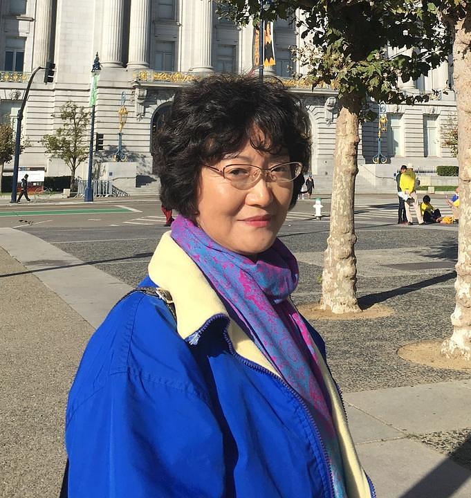 Gđa Hu je sretna što ovih dana sve više i više kineskih turista želi razgovarati o Falun Gongu. 