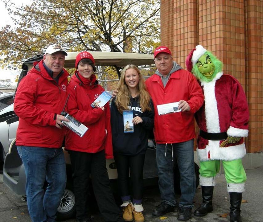 Gosp. Garry Goodwin (prvi sa lijeve strane),  ministar finansija u komitetu parade Djeda Božićnjaka u Hamiltonu sa svojim kolegama. 